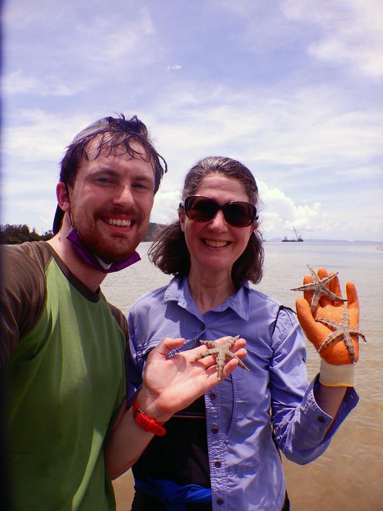 Fieldwork #starfishselfie with my very talented PhD student <a href="/Hugh_Carter_/">Hugh Carter</a>! <a href="/NatGeo/">National Geographic</a> #prettyinthesea (Now with photo!! 🤣) (Not Linckia - but still very nice!) #starfish #seastar