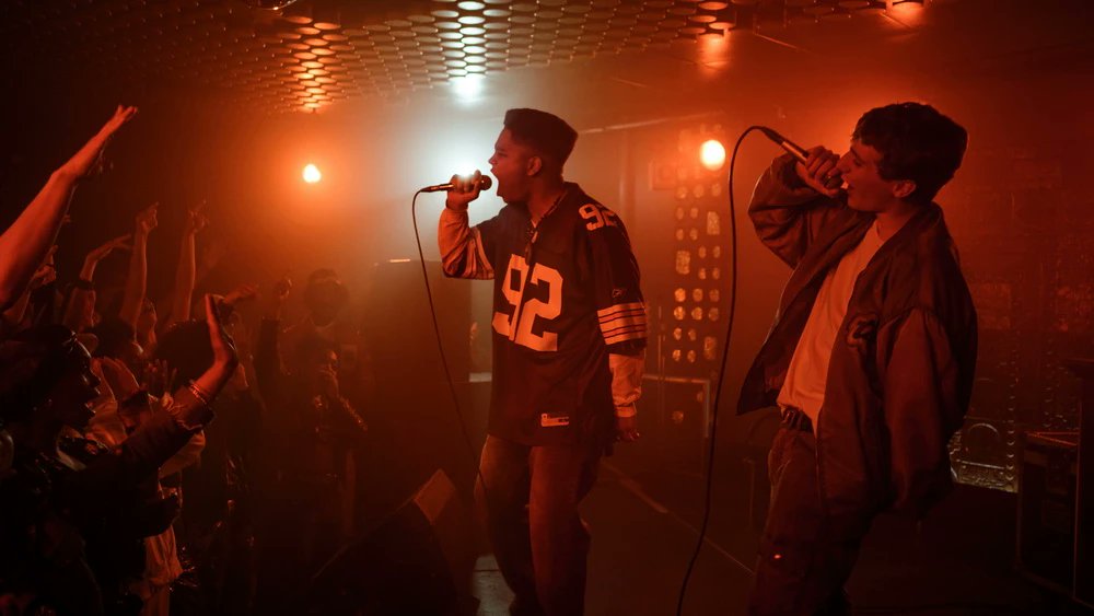 FILMDIENST's tweet photo. Eine fiktionalisierte Geschichte des Deutschrap, verpackt als amüsant-nostalgische Coming-of-Age-Serie aus der westdeutschen Provinz der 1990er: #AlmostFly ist ab heute via WarnerTV zu sehen. Ulrich Kriest fühlt sich bestens unterhalten: https://t.co/BwDqaQj9Oy https://t.co/t4osNnsUOu