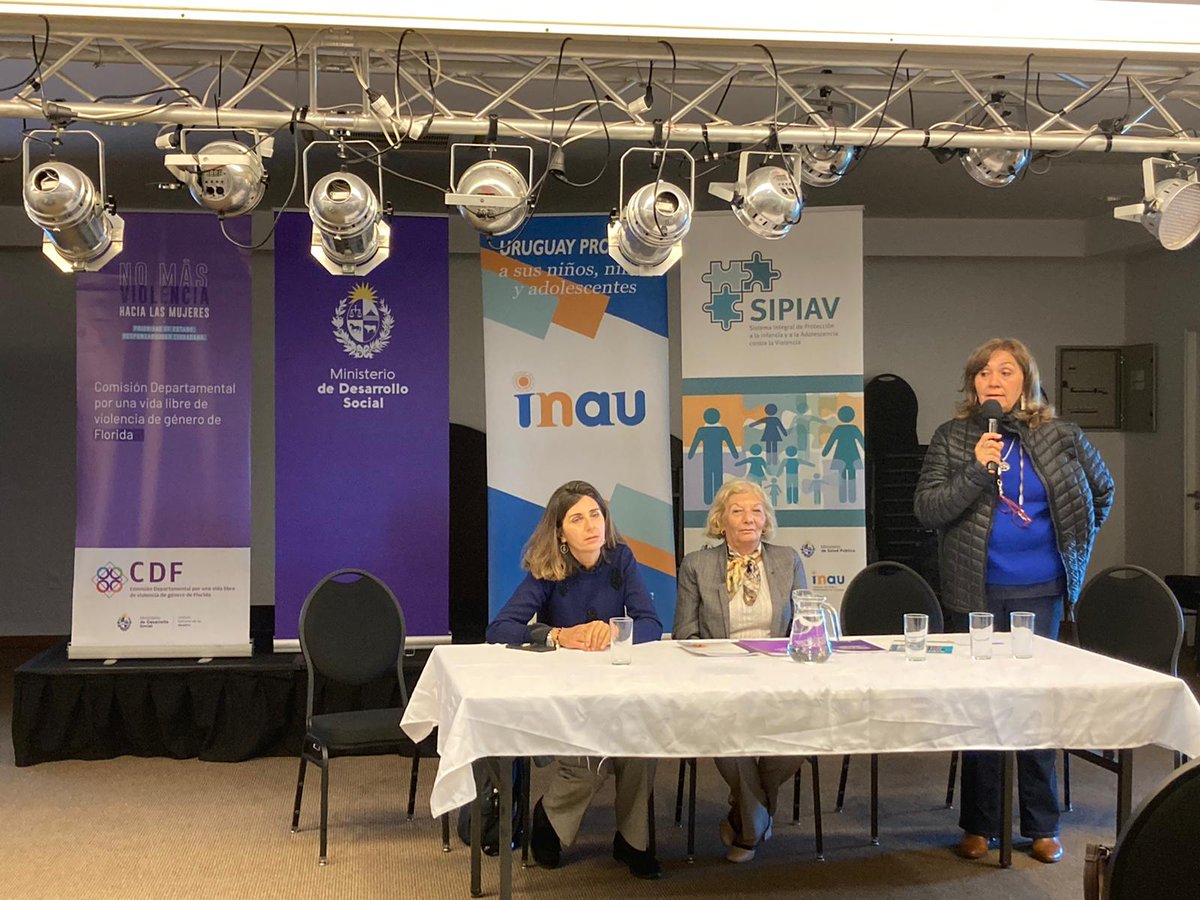 inau_oficial's tweet photo. 🔷 La actividad fue organizada por @inmujeres_uy y #SIPIAV 📚 Contó con la presencia de la directora general de #INAU, @dinorahigr y con el apoyo de la Comisión Departamental por una Vida Libre de Violencia de Género hacia las  Mujeres de Florida. https://t.co/n0ZpoaBSsp