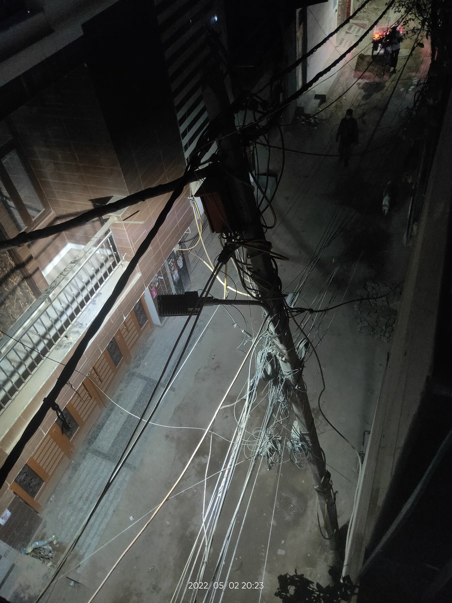 Devanshsehgal5's tweet photo. This is the service of BSES, after numerous complaints even after more than 24hrs of the incident.
The hazardous and dangerous problem is not resolved yet.
The senior's sitting on customer service said, we'll resolve this at the "earliest" God knows when this earliest will come. https://t.co/FqH7TkG2Tj