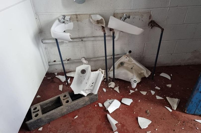 BuryFCBrasil's tweet photo. Um grupo de vândalos invadiu o interior do Gigg Lane no começo deste mês e foi calculado que o prejuízo esteja na casa dos £1 mil.

De acordo com Daniel Bowerbank, diretor de operações do estádio, os vândalos são crianças que estudam em uma escola próxima. https://t.co/Xh7gxqEzip