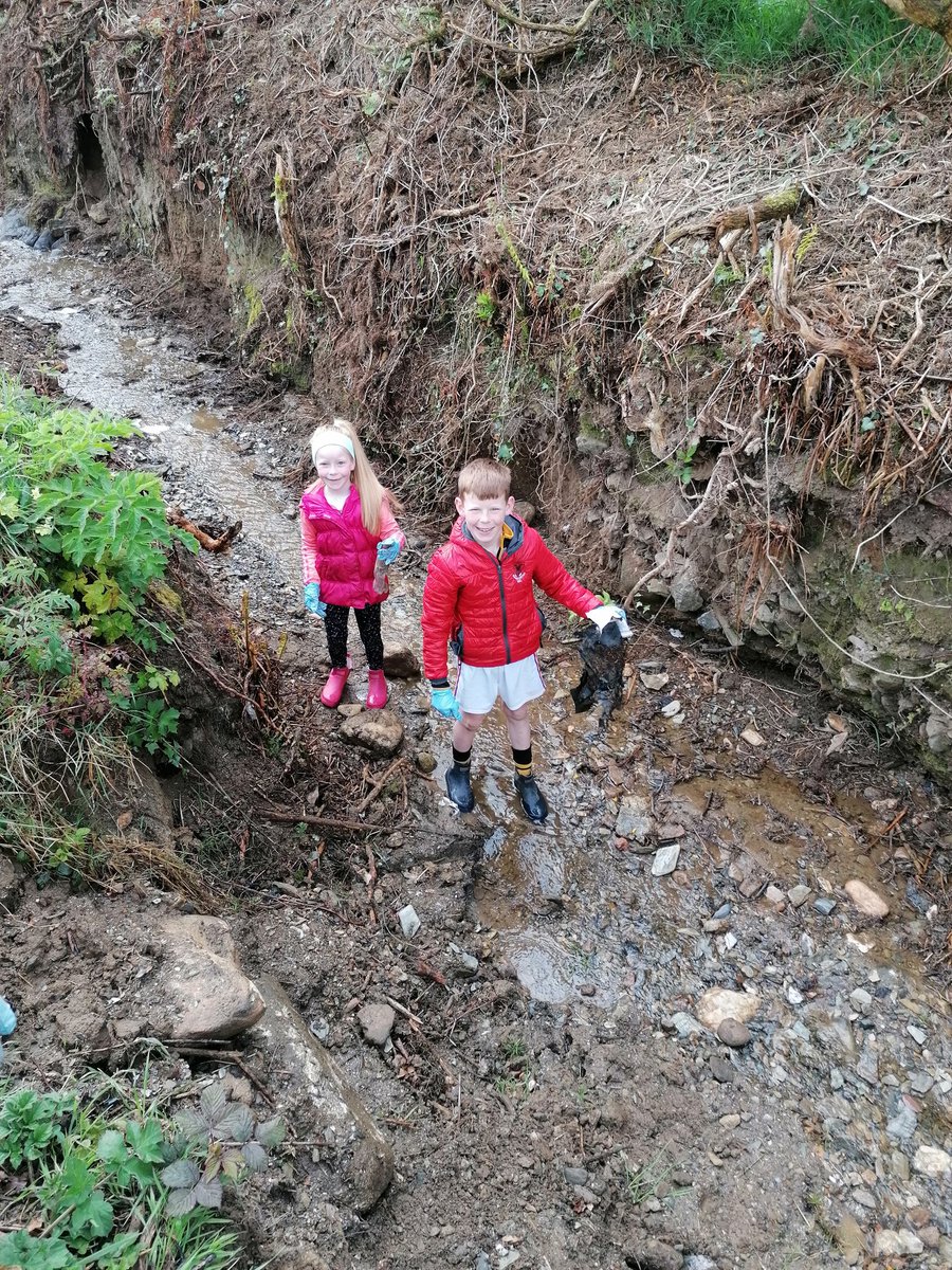 AvrilQuigley's tweet photo. Busy, but productive Sunday morning picking up rubbish in the derk. @RathnureNS @MrKinsellaRNS, @MrsMurphyRNS #rathaniuiragglanadh, @QuigleyDamian https://t.co/g66OBA6QP5