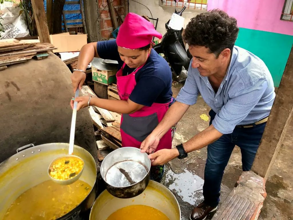 maritoxalcaraz's tweet photo. ✅ Los vecinos del barrio Manantiales realizan hoy un almuerzo 🍲

👩‍🍳 Mirta es la cocinera que desde las 7 de la mañana puso "manos a la obra". 
Nosotros nos sumamos con unas ricas torradas de #posceres para acompañar el menú. 

#GobiernoDeMisiones 
#FrenteRenovadorDeLaConcordia https://t.co/6yohwlUkLI