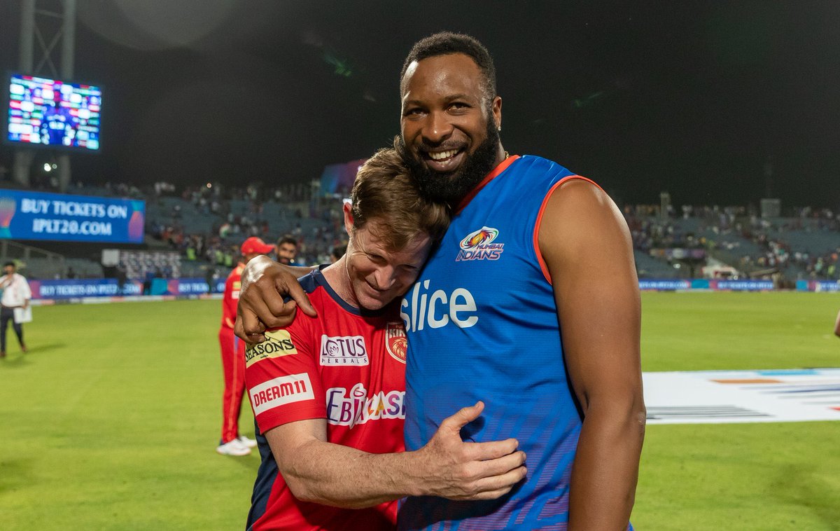 JontyRhodes8's tweet photo. Am always so grateful for the amazing people that cricket has brought into my life. ⁦@KieronPollard55⁩ is a giant of the game, and not just because I fit under his chin, but because he has had such a positive impact on the game itself, and also on all his teammates. #legend https://t.co/7YNMHOFq2n