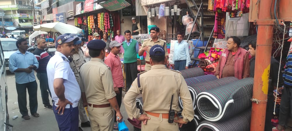 Champawatpolice's tweet photo. श्री अभिनय चौधरी #CO_ऑपरेशन के नेतृत्व में कस्बा #चम्पावत में रोड में #अतिक्रमण नहीं किए जाने तथा #तंबाकू उत्पादों का सार्वजनिक स्थानों पर प्रयोग नहीं किए जाने हेतू चलाया गया #जागरूकता अभियान

#uttarakhandpolice
#encroachments
#tobacco 
#Challan
#Awearness
#ADTF
#Champawat https://t.co/mHQ6cxYTxU