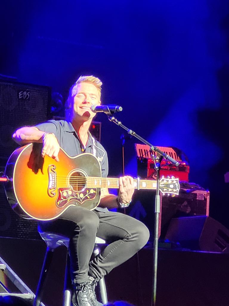 Cat09650671's tweet photo. @Popprince @ronanofficial Your were on fire last night, thanks for the smile lol https://t.co/EaTgPlN4ZB