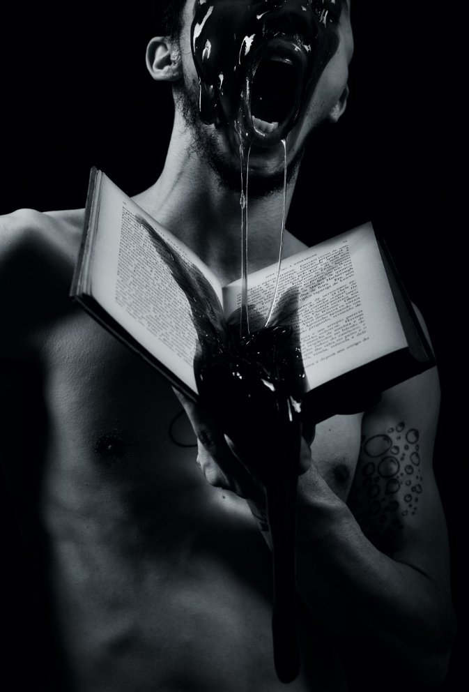 _crisrosa_'s tweet photo. I've found @HugoFaz work at @LITWTF Artist List, check here: https://t.co/ZXJOOaaQWV .
Is a very intense, visceral and dramatic photograph. The black&white and the game of lights and shadows reinforces its power. Great piece! π₯π₯π₯
#LITsupportLIT #HouseofLIT #HouseofMedici https://t.co/r8Ifxu3tLY