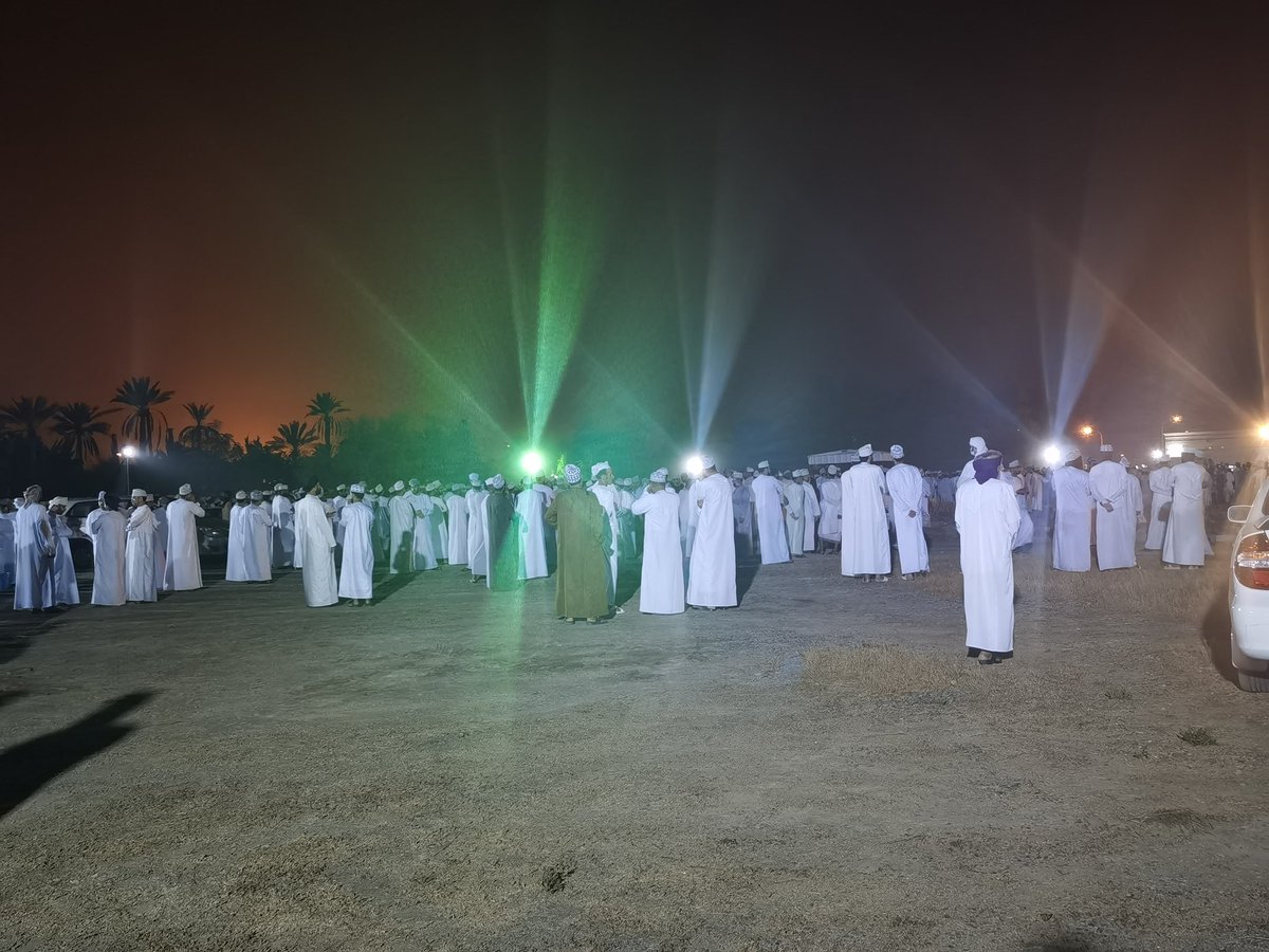 جموع غفيرة تقدر بألفي مصلٍ يُؤدون صلاة الجنازة على المغفور له بإذن الله تعالى محمد بن سليمان الظاهري في أول أيام عيد الفطر

نسأل الله تعالى أن يكونوا شفعاء له.