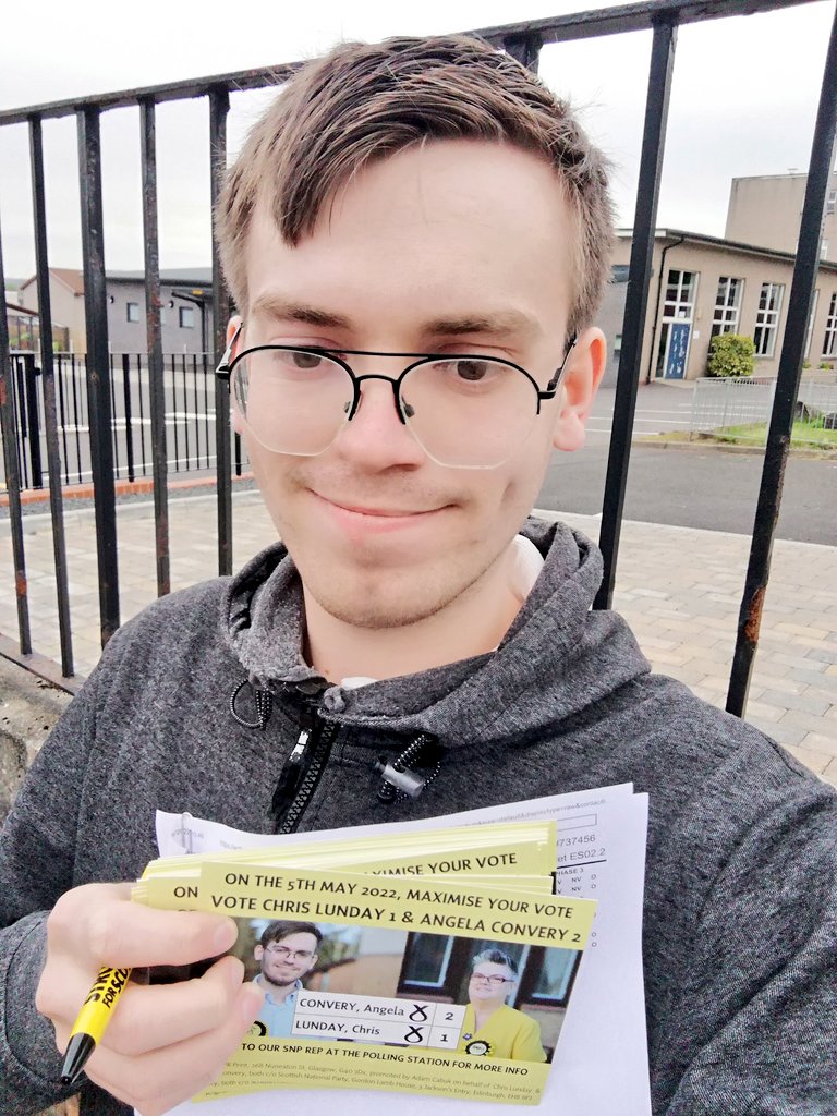 chrislunday98's tweet photo. Great to get out in the Cross Stobs area of #Barrhead this evening with @kirstenoswald and @Douglas4Sandra. Lots of people telling us they're voting @theSNP on Thursday. Thanks to everyone who took the time to speak to us.

#VoteSNP #ActiveSNP #Council22 https://t.co/Vs5dY1qX2Q