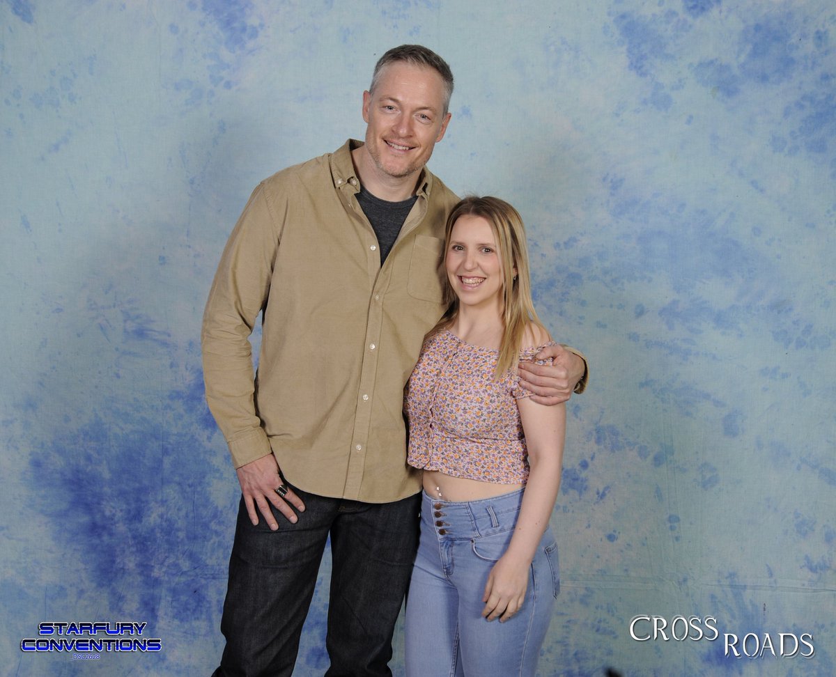 TinybradTb's tweet photo. Chose the wrong day to wear flats when having a photo with the lovely @TahmohPenikett, he lights up the room #Crossroads4 @starfuryevents #Supernatural #SPNFamily #spnuk https://t.co/afFmLSFxwl