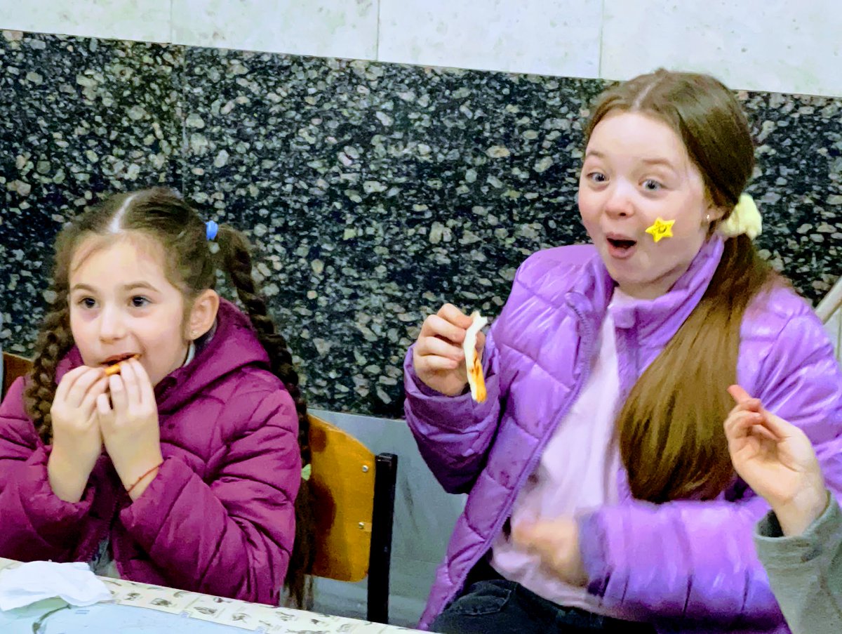 Llevo casi 3 meses en Ucrania y me ha tocado cubrir muchas historias.

Ninguna me ha emocionado tanto como los críos que llevan semanas viviendo en el Metro de Járkov y los voluntarios que les llevaron pizza para que, por un rato, olvidasen los horrores de esta guerra.