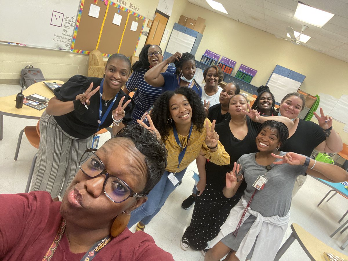 TeachSingleton's tweet photo. Annnddddd just like that another year for @Parklane_Eagles Vanguard Team is under our belts! The twists &amp; turns of the yr made things interesting but we SHOWED up anyway! Super proud of this team! Farewell to those moving on &amp; looking forward to what is yet to come! @FCSVanguard https://t.co/NUsRsgwMgK