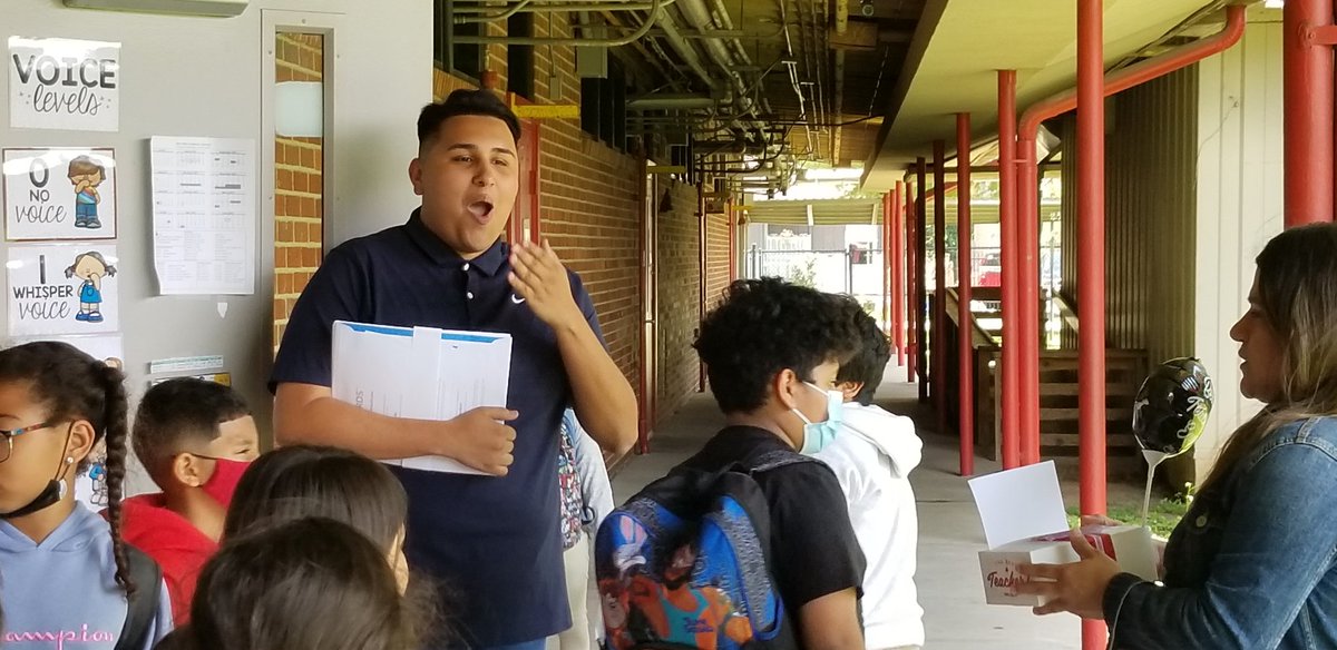 AngelicaHalphen's tweet photo. Tiff's Treats came out to celebrate Teacher Appreciation Week with the best treats, cookies!! @EricaMGil @HoustonISD @PughRamsHISD @tiffstreats #TeacherAppreciationWeek https://t.co/VPw92k3ovj