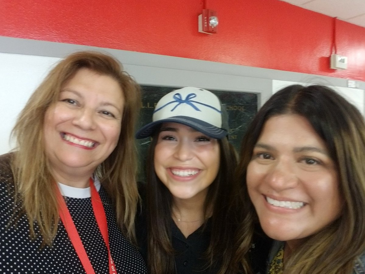 Tiff's Treats came out to celebrate Teacher Appreciation Week with the best treats, cookies!! <a href="/EricaMGil/">Erica Gil</a> <a href="/HoustonISD/">Houston ISD</a> <a href="/PughRamsHISD/">Pugh Elementary</a> <a href="/tiffstreats/">Tiff's Treats</a> #TeacherAppreciationWeek