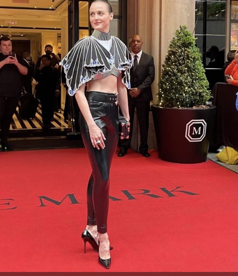 qrkhams's tweet photo. what we expected vs what we’re getting #MetGala2022 https://t.co/oS2SPcHjZY