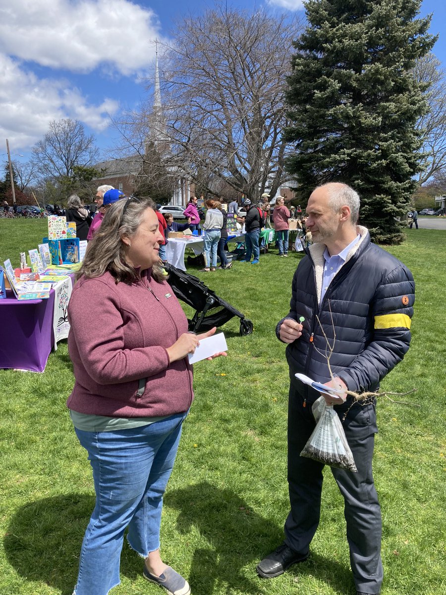 Doug4StateRep's tweet photo. Swampscott Earthfest!  So proud of mt hometown! #EarthDay2022 #ClimateCrisis #ClimateJustice #swampscott #doug4rep #dougthompson https://t.co/lyiR5OLLvn