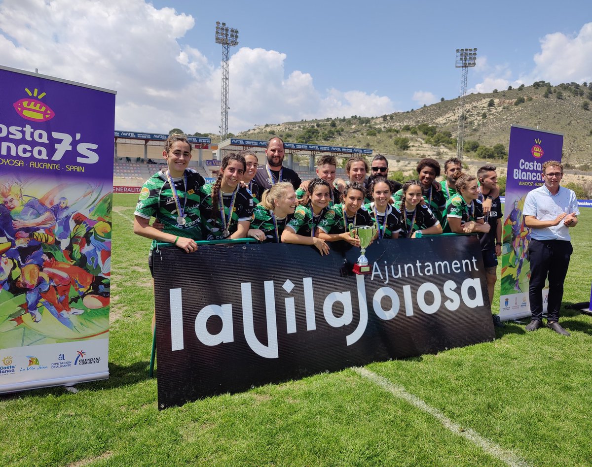 ovalandaluz's tweet photo. En la Copa Challenge de ascenso a @CopaReina7s, @RugbyfemSevilla finalizaron subcampeonas de la competición. Tras una gran fase de grupos, las hispalenses vencieron 36-0 ante @benidormsevens, y cayeron en la final por 12-7 ante @JabatosRugby

#Rugby #OvalSevillano https://t.co/H7cbAzG2vf