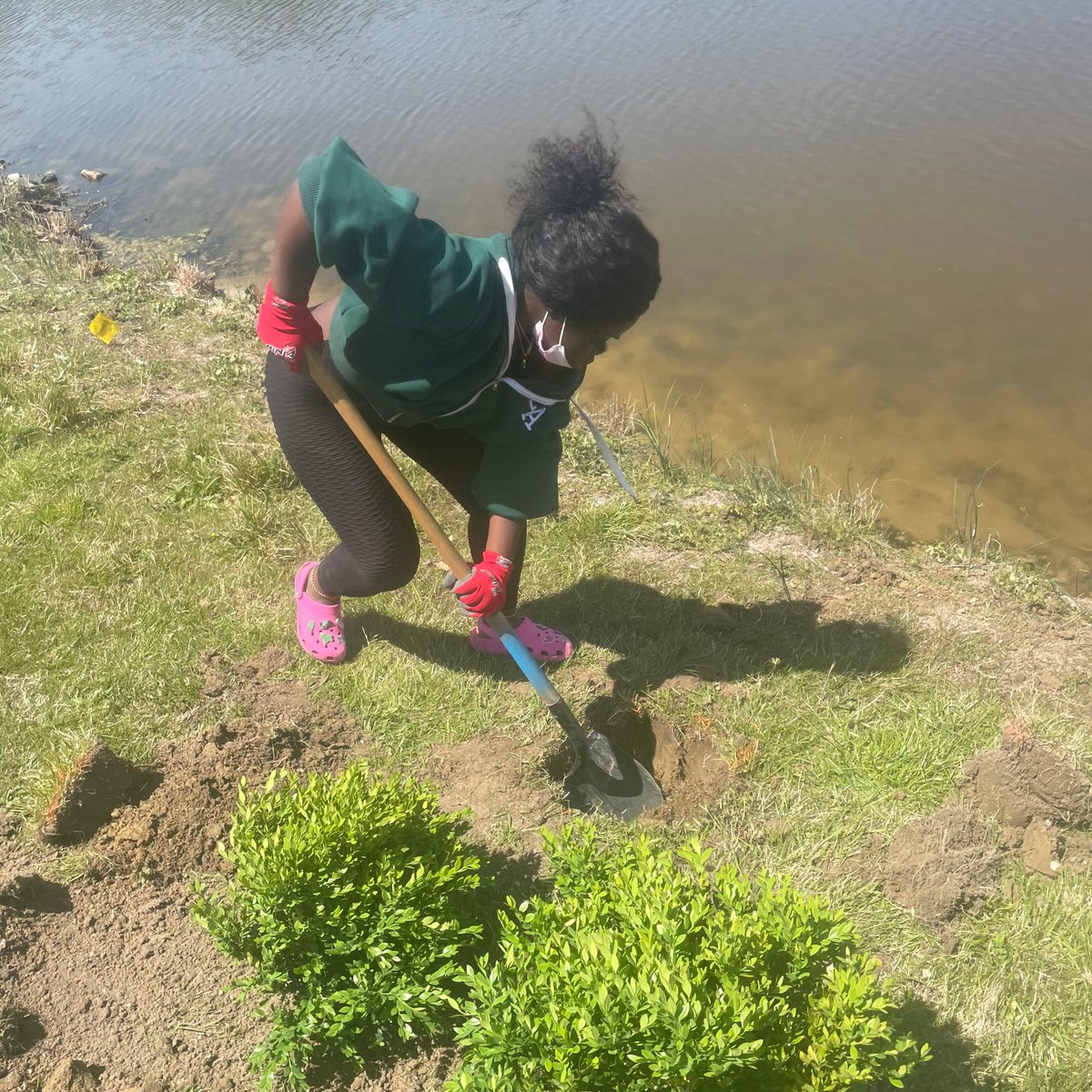UMESNews's tweet photo. Miss #UMES partnered with Student Organizations and the Physical Plant to beautify the campus over the weekend! #HawkPride 🏫 https://t.co/QlVWpKIGPZ