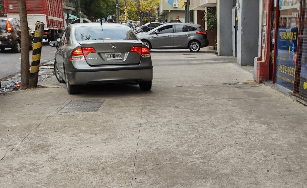 alez_arg's tweet photo. Ciudades para los autos 🙌
#ciudadAuto #veredonga #autonga
Ven una vereda amplia y deben ocuparla.

(el de adelante salía de cochera) https://t.co/fksAReBJsb