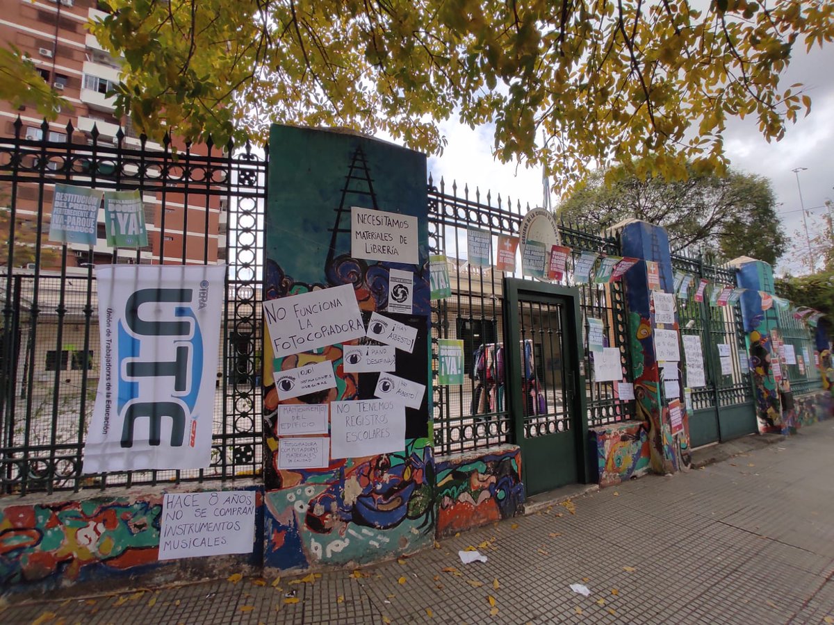 utectera's tweet photo. Acompañamos a lxs Trabajadores dependientes del Ministerio de Cultura para denunciar el ajuste del área.
#BastaDeAjusteEnCultura #TitularizaciónYA  #ElVaciamientoNoPara https://t.co/mI3VEVVlrq