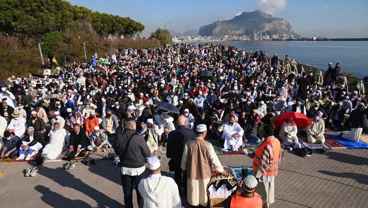 Eid Mubarak. 
Un grande augurio alla comunità musulmana di #Palermo. 
Oggi è un giorno di festa per la città.

#eidmubarak