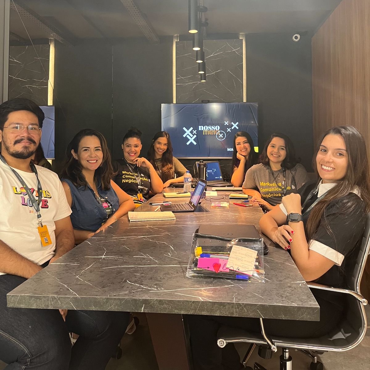nossomeio's tweet photo. Nossa equipe reunida para alinhar as próximas novidades do Nosso Meio! Muito comprometimento e dedicação para sempre apresentar o melhor conteúdo para vocês! 💛
Vem que o meio é nosso! 💛
#nossomeio #portalnossomeio #nossaequipe #reuniaodepauta #impresso #nm https://t.co/ITTJNUjuc7