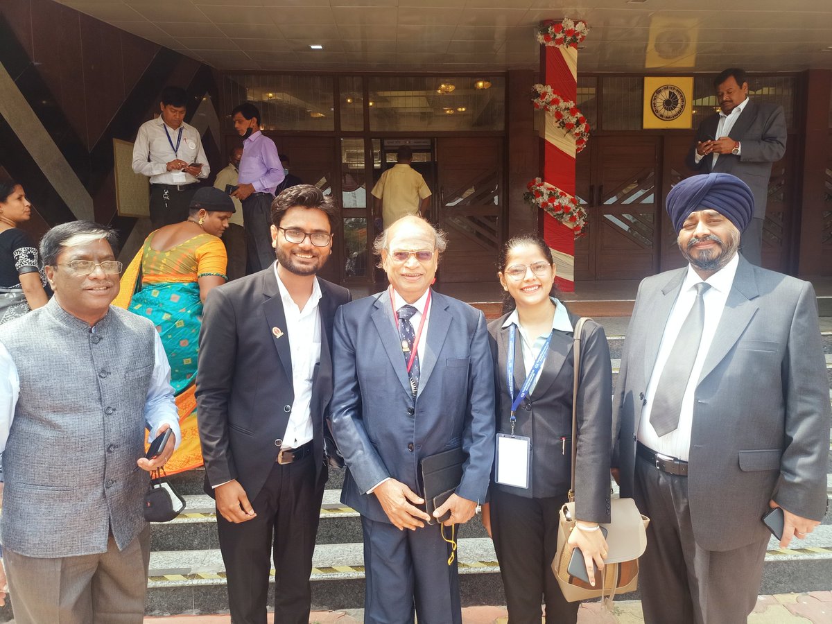 SureshPoddarCa's tweet photo. Thank you Kolkata Chapter for such a nice Program. A moment with CMA President and Former President
#cmaconvocation
#icmai
@AshishThatte
@cmabalwinder
@RajuiyerP https://t.co/wzN7nCRin7