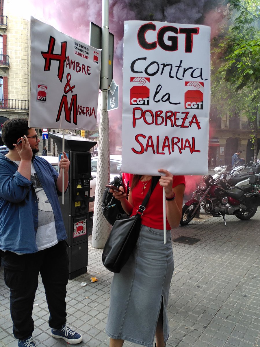 CGTBarcelona's tweet photo. La plantilla sigue esta tarde con la huelga de @CGTHMcust . @hm @hmcustserv @hmespana no os hagáis los suecos y pagad lo que debéis. #HM escucha 🔊🔊🔊 la plantilla está en lucha 💪💪
#NiUnPasoAtras #HMExplota #Huelga @CGT 
¡Solidaridad y apoyo mútuo! 🏴🏴 https://t.co/0QbGpEDyXF