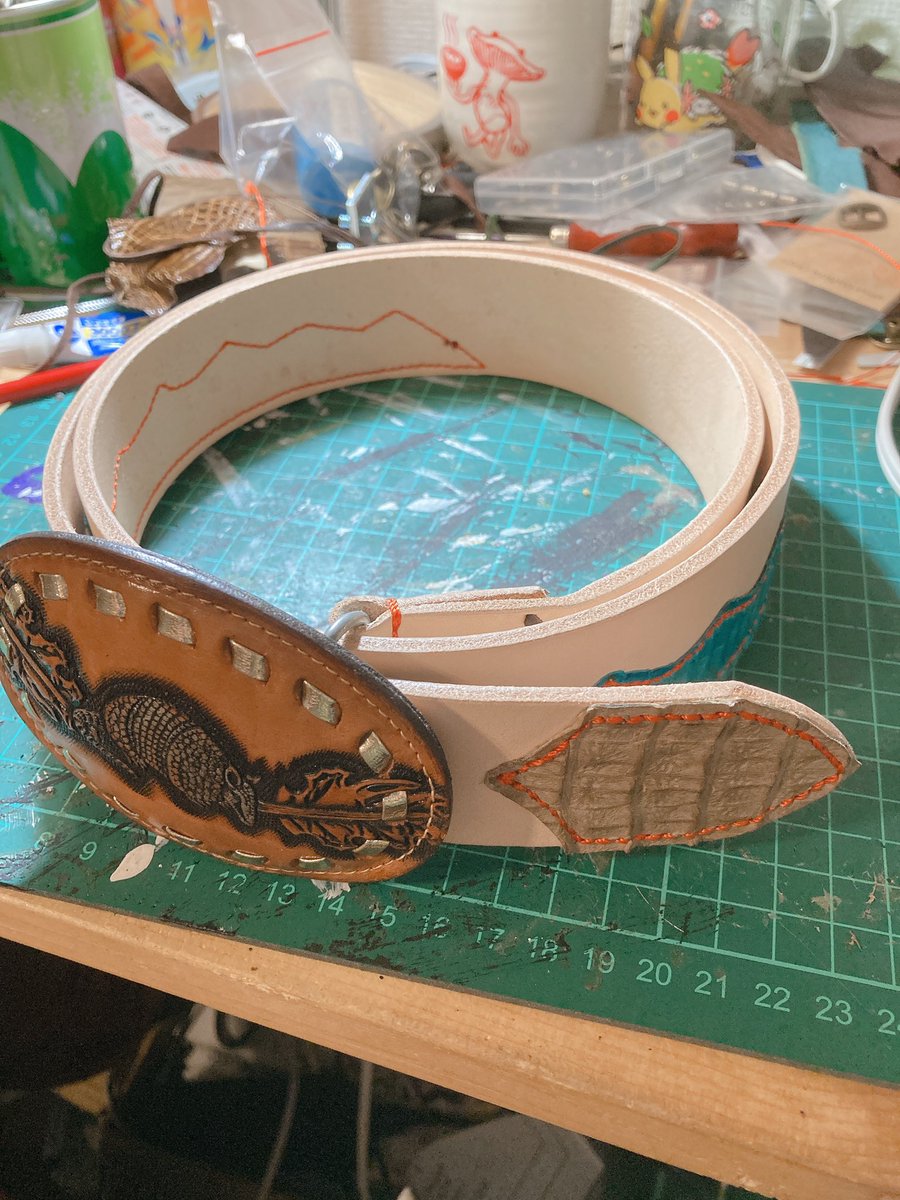 eXioticaleather's tweet photo. ベルト完成〜！
本体は牛ヌメ。
剣先部分にワニ。
青い部分がコブラ。
バックルは去年古着屋で衝動買���したはいいけど短すぎたベルトから流用しました。アルマジロ可愛い。 https://t.co/AWdWQZ5krV