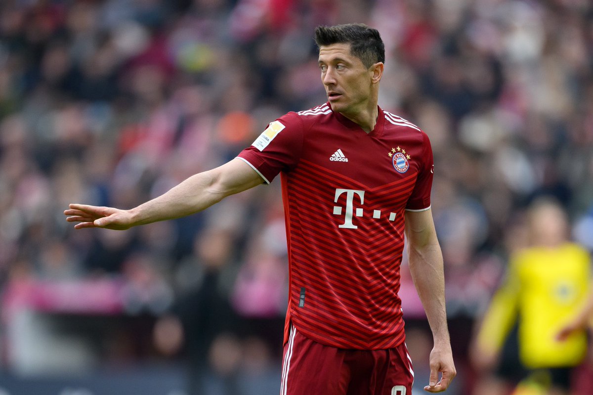 FabrizioRomano's tweet photo. Despite official statements by the two clubs, Barcelona won’t give up on Lewandowski. He’s the priority and Barça would offer him three year deal/two year deal with option 🔴🇵🇱 #FCB

Bayern want to keep Lewandowski as they told his agent in the opening meeting. It’s still early… https://t.co/1R5NPGky3A