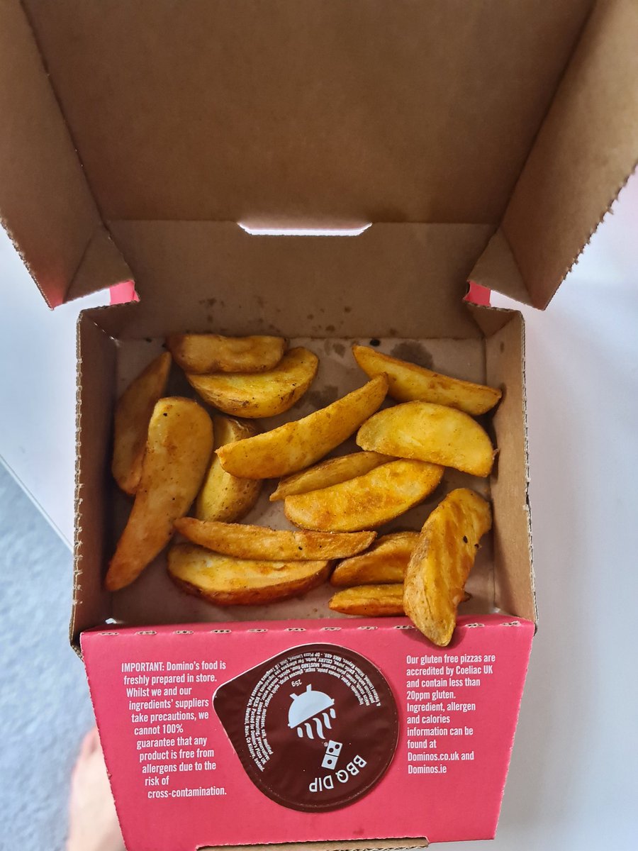 hjs0000's tweet photo. @dominos is there a potato shortage in cardiff? This is disgusting...they cost a fortune and we get THIS!!! https://t.co/KQHyuvbOQl