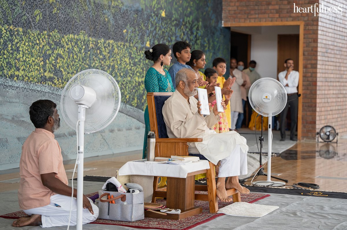 heartfulness's tweet photo. Hearts all around the world united in #meditation, under the guidance of @kamleshdaaji  in this #HeartfulnessBhandara 2022. 
@kanhashantivan, the world’s largest #meditation hall, was filled with joy and togetherness for three days. https://t.co/2pzr091L9f