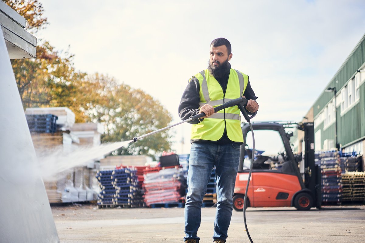 We're recruiting our summer seasonal workers. Do you know anyone looking for warehouse work in Bristol or Hayes? See: jongor.co.uk/about-us/caree…