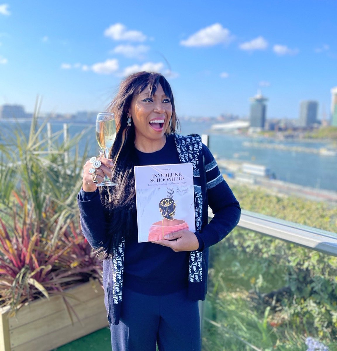 OMG! That indescribable feeling you get when you receive the first Dutch copy of your new book 📖🫶🏽❤️‍🔥 The best part?! “Innerlijke Schoonheid” is available for preorder. Don’t worry😉, I’ll remind you again on the 10th of May 2022 🚀 #Kosmosuitgevers 

tinyurl.com/mtjx4y3h