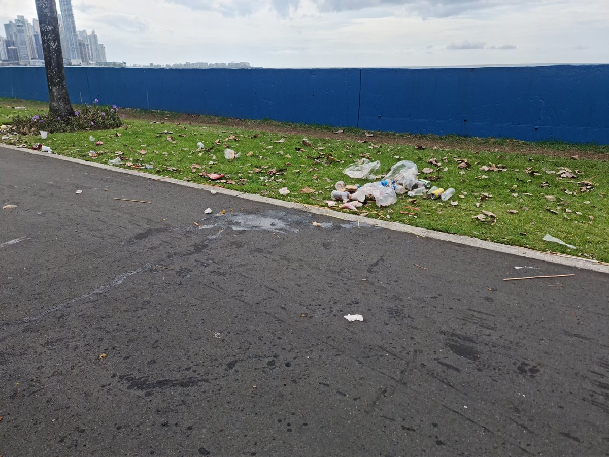 flormizrachi's tweet photo. Y lo peor es que vi cómo el carro de la @AAUD_Panama les pasó de largo. La desidia en su punto. https://t.co/vNUmclKDxg