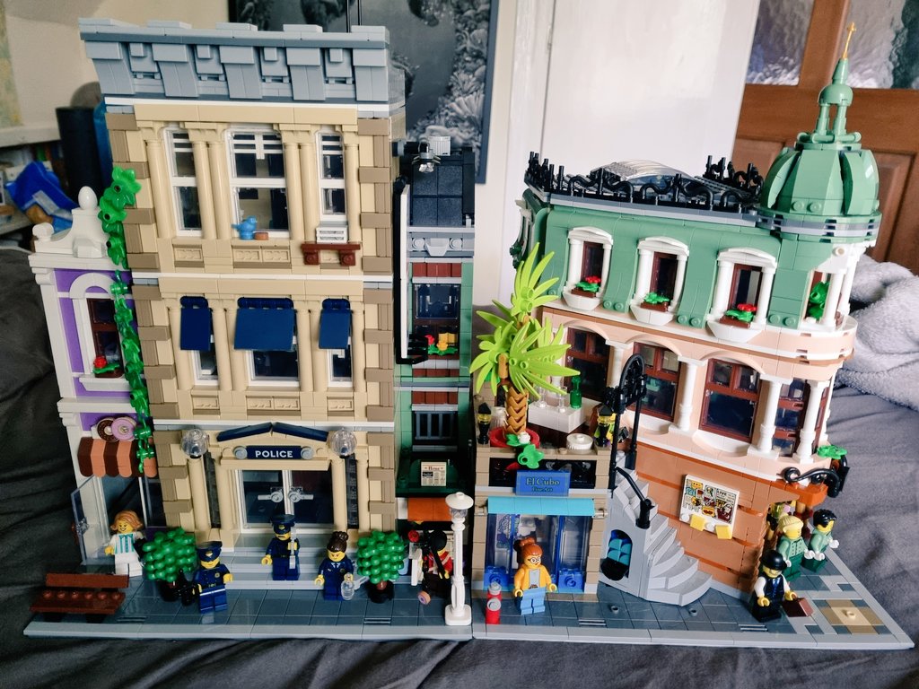 h_speak's tweet photo. Boutique Hotel &amp; Police Station ✔️ @LEGO_Group https://t.co/O4cCCseYNm