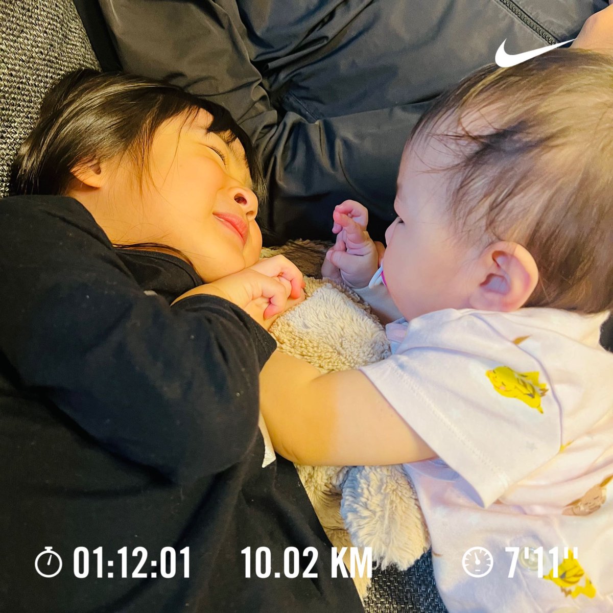 runrun_yunpi's tweet photo. 今月も頑張るぞ〜〜
5kmの予定だったけど10km走れた🏃‍♀️
10kmは2回目だけどやっぱり長いなぁ

ラン後、しばらくしてからくる吐き気は何なんだろう。。
写真は今日の娘たちの戯れ👭 https://t.co/FH4WYGrp1I