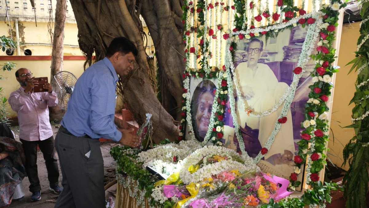 srfti_official's tweet photo. Hon'ble Secretary, MIB, Govt. of India and Chairman of #SRFTI, Shri Apurva Chandra visited the residence of Satyajit Ray on his birth anniversary today and paid tributes to the great soul. Along with him were the Director, the Registrar and the Dean of #SRFTI.
#RayToday https://t.co/OhyENR8tya