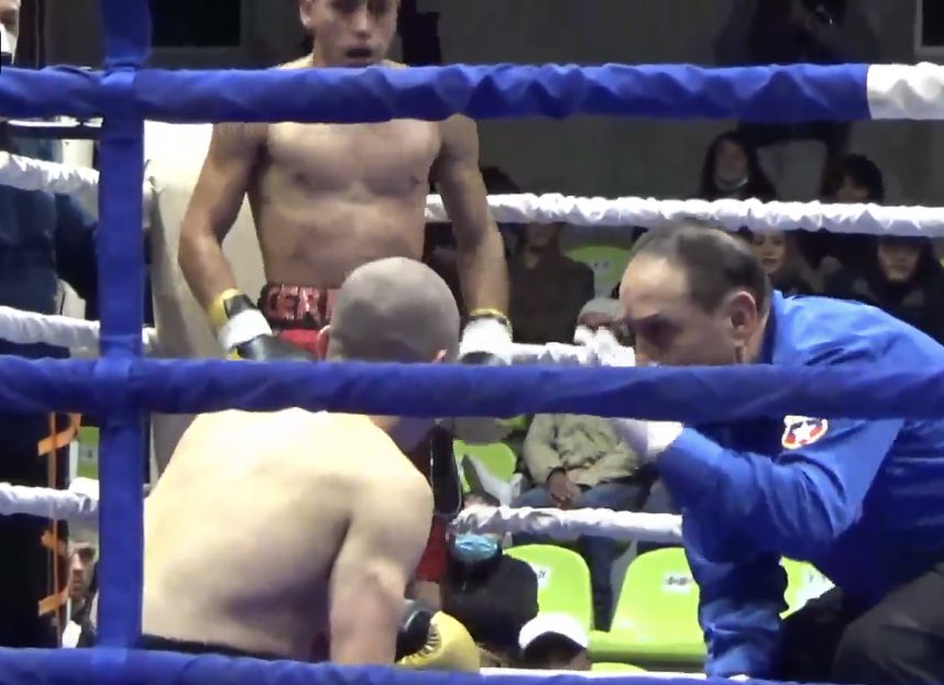 camilo_zamora's tweet photo. El boxeador oriundo de Chonchi, Sebastián Caucaman (1-0-0); tuvo un exitoso debut profesional ganando por la vía rápida al también debutante Andrés Pacheco (0-1-0), en la categoría Súper Pluma. Anoche, en el gimnasio fiscal de Castro. https://t.co/uMr8rx0h6w