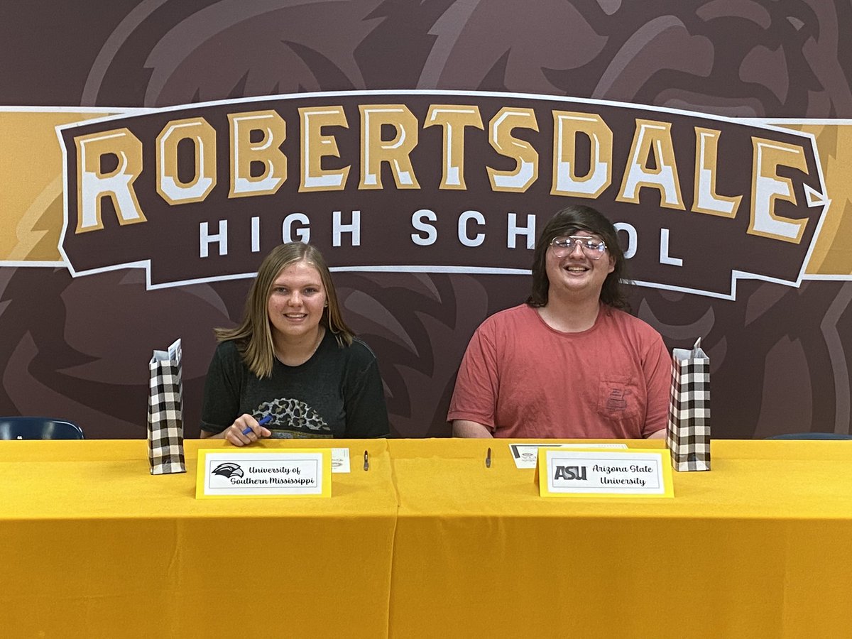 PrincipalSharp's tweet image. Robertsdale High School’s Future Teachers of Alabama club held a signing today.  This makes me so proud!