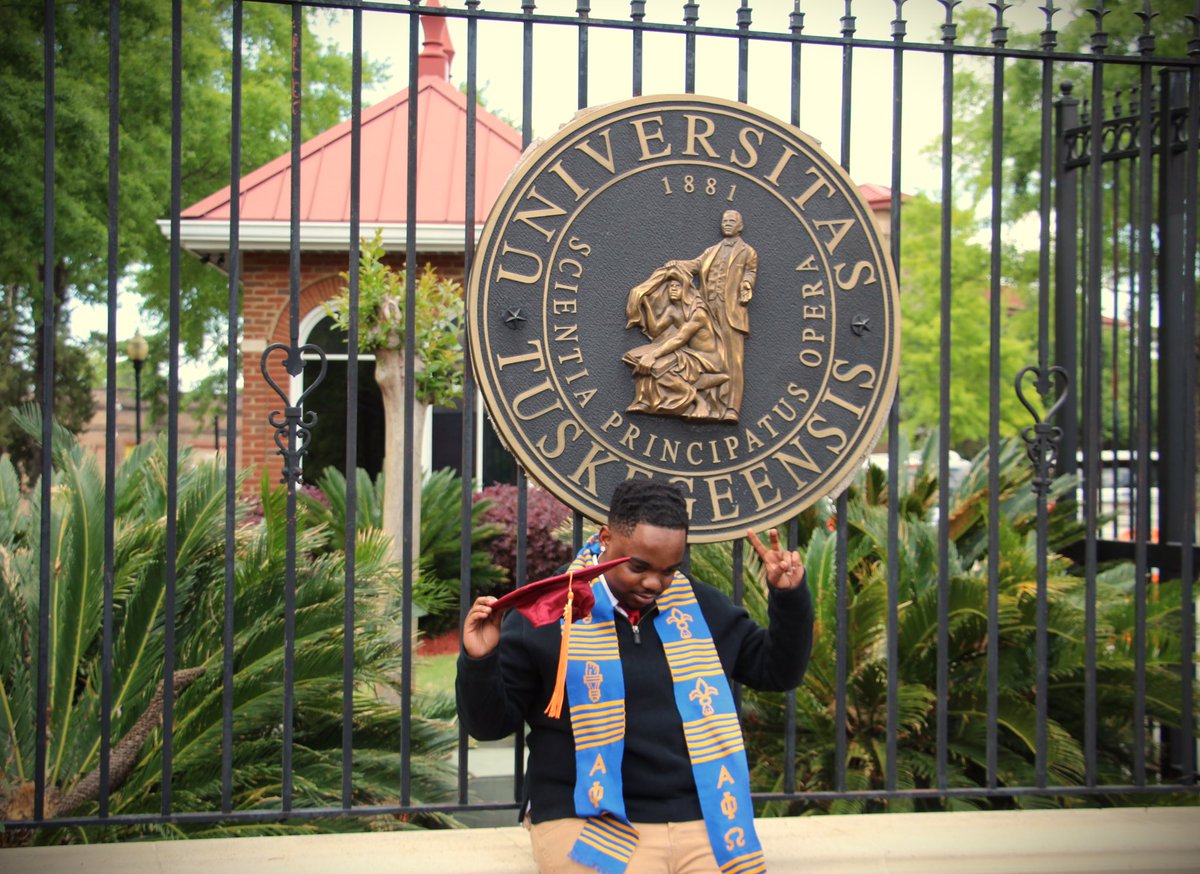 robeuqrop's tweet photo. My 5th year was my best year but ya boy is outta here ✌🏾🛣🎓  #TuskegeeAlumni #HBCUgrad https://t.co/U8cfemWlJa