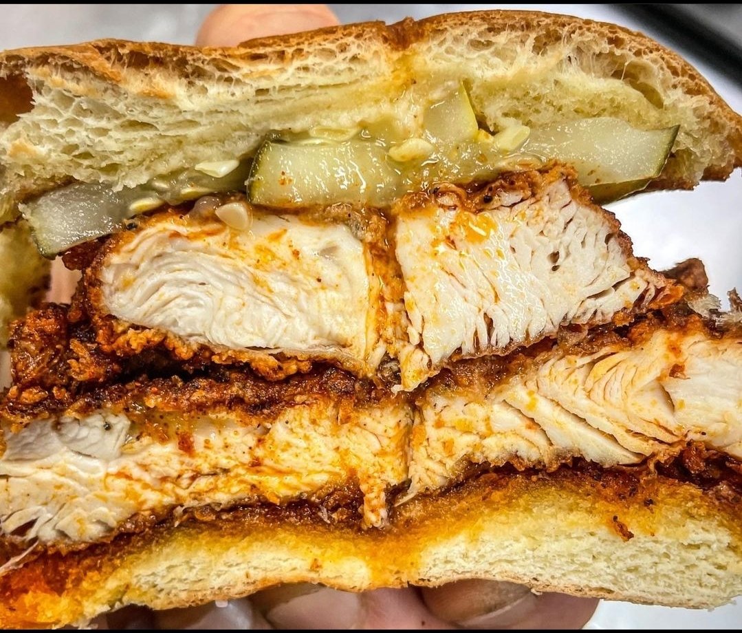 jomax22's tweet photo. @ApeSandBearWich This is a chicken sandwich from where I work 🔥 https://t.co/wlIrjNaVsK