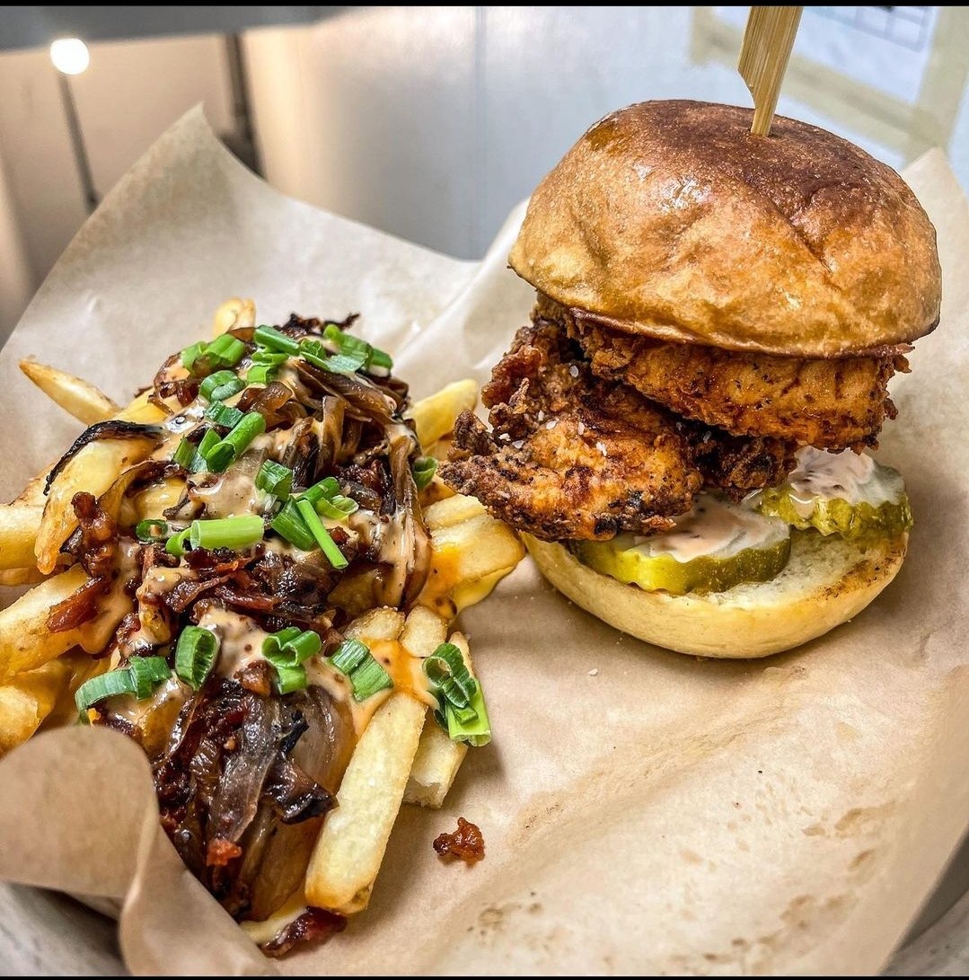 jomax22's tweet photo. @ApeSandBearWich This is a chicken sandwich from where I work 🔥 https://t.co/wlIrjNaVsK