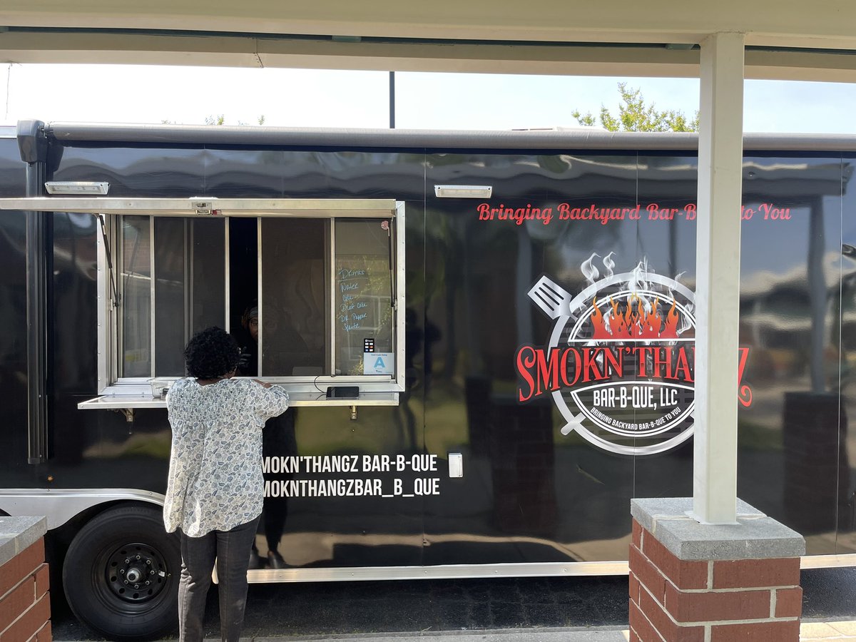 Bold_Leader864's tweet photo. Teacher, staff and volunteers really enjoyed Food Truck Monday on our first day of Teachers’ Appreciation Week!! #TheWaterlooWay #LooLove365 #TeachersAppreciationWeek2022 https://t.co/wMwRd0XGxZ