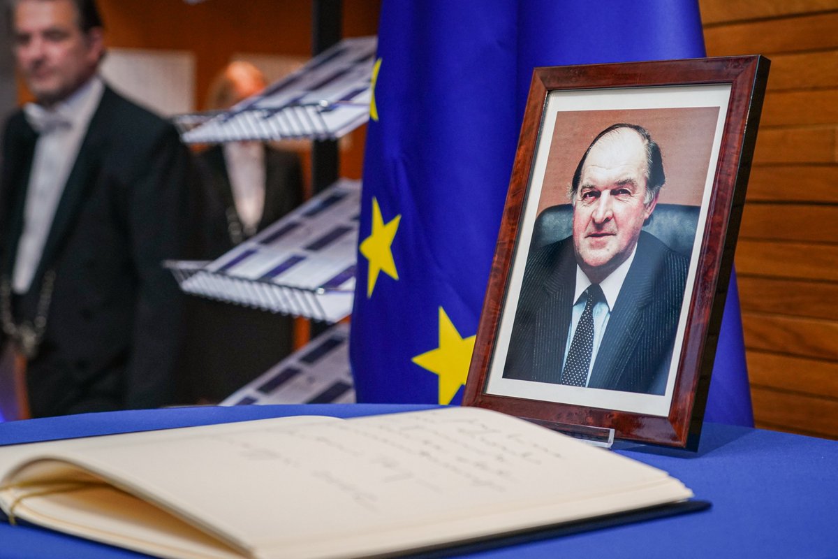 Members held a minute of silence in memory of former President Lord Henry Plumb. @EP_President: “The European Parliament mourns the loss of a president, a gentleman, a great European, and a passionate believer in the power of politics to improve lives” epinsta.eu/LordHenryPlumb