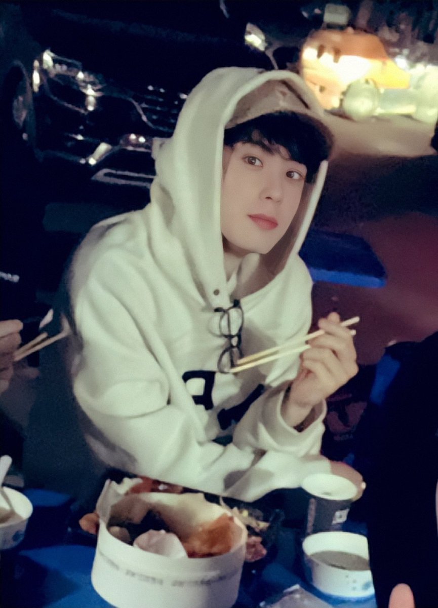 beckycullpatt's tweet photo. #CHAEUNWOO 💜 #ItHappensEveryTime 🤣 #LetsDoItDongmin 😏💍

He: posts 😎             Me: I am ready👰🏻‍♀️ https://t.co/gTMuHO8Xog