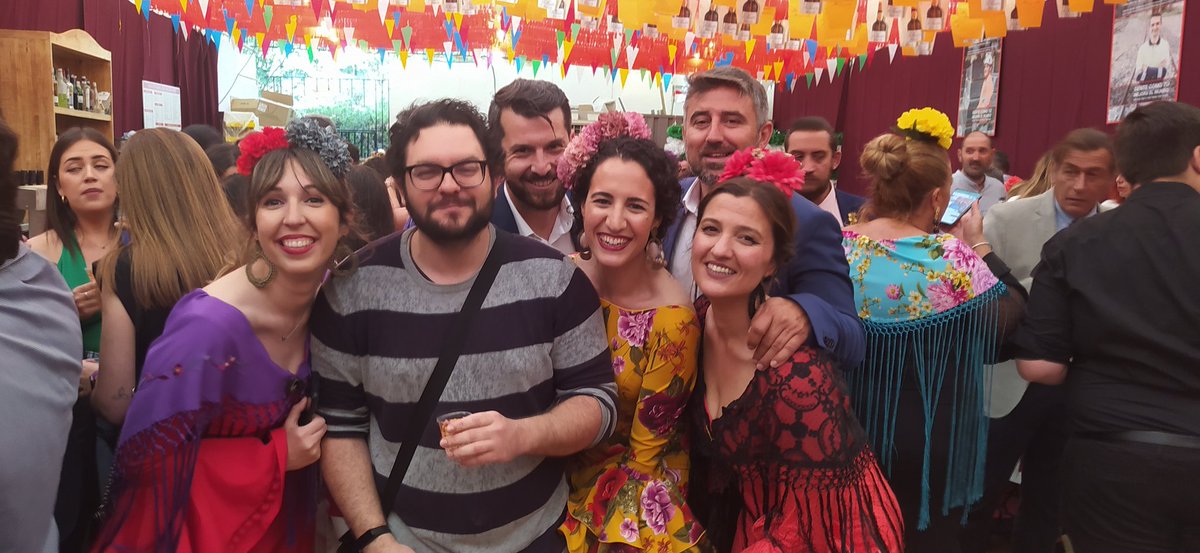 ¿Hemos encontrado a <a href="/malacarasev/">MALACARA</a> en la #FeriaDeAbril? Te buscamos! 
Separado de <a href="/seluU_dreuU/">Sr. Lobo</a> al nacer