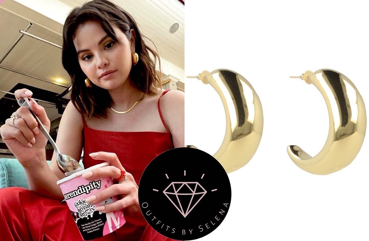 outfitsbyselena's tweet photo. May 2, 2022- .@SelenaGomez in @Eat_Serendipity Instagram Post
#SelenaGomez wearing an Elle Square Neck Cami (Sold out) with Elle Smocked Pocket Pants ($180) both from #Leset, #LOTTGioielli Golden Creole Charlie Earrings (€175) and @ByChari Kira Necklace ($95). https://t.co/BPSQyUKc1f
