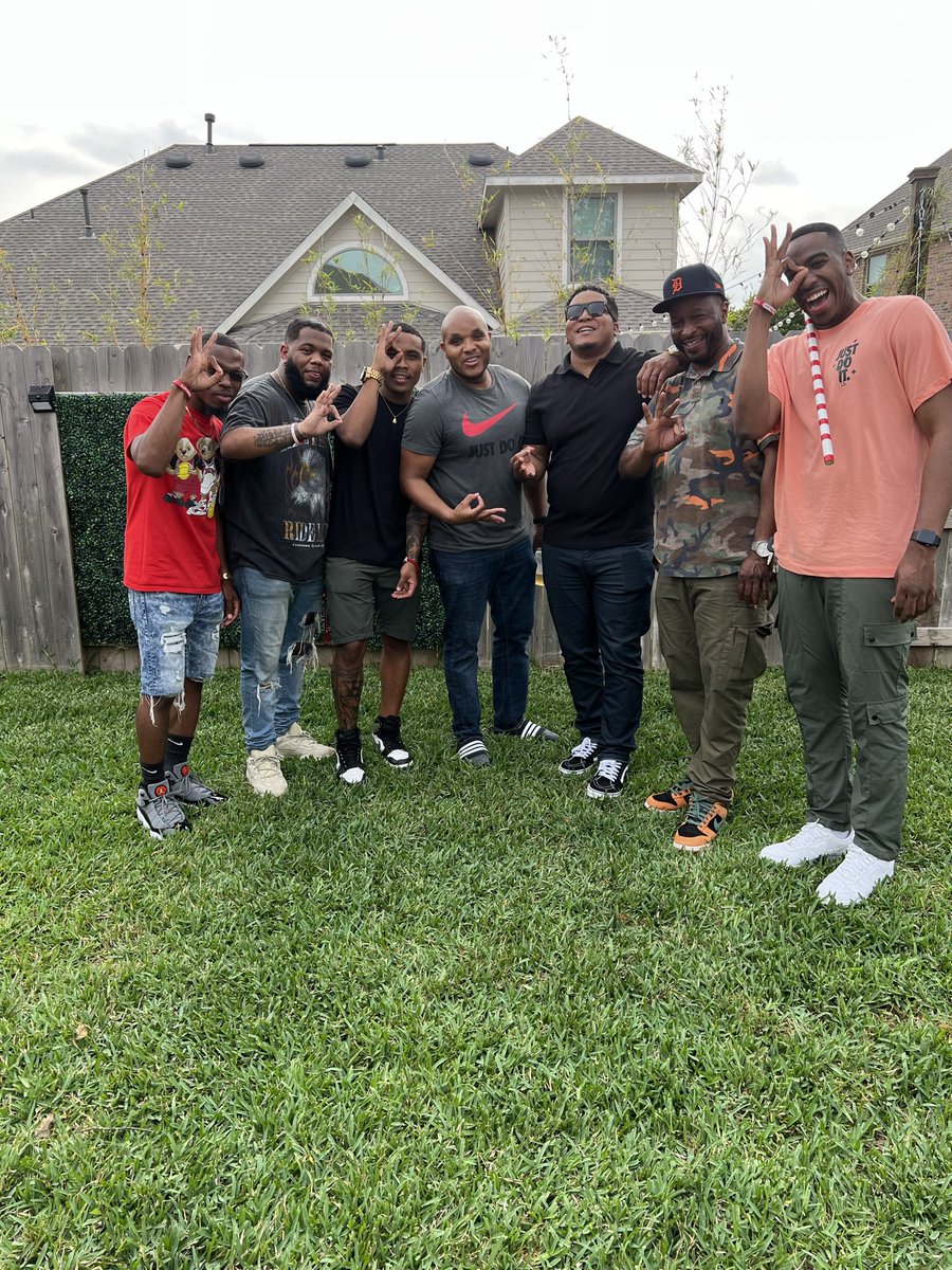 _JayShells's tweet photo. Today marks a month in the bond. I love my frat 👌🏾♦️ and definitely love my LB’s. Spr 22 vs everybody. #LLPVA 🇯🇵♦️ https://t.co/IhvEDVscqP