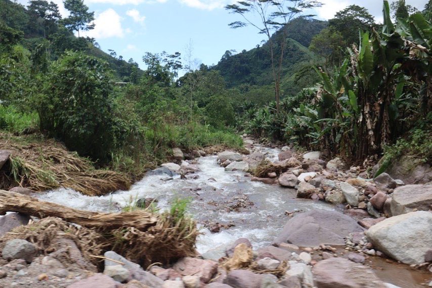 FreddyBernal's tweet photo. Trabajaremos sin descanso, removiendo y limpiando las zonas afectadas, realizando la canalización y el dragado del Río El Tesoro según lo que determine la comisión multidisciplinaria que he designado para definir los trabajos a realizar en los próximos días. ¡Nada nos detiene!2/2 https://t.co/h7hmNSzcX4